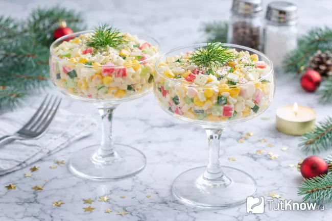 Порционная подача салата с крабовыми палочками и кукурузой в прозрачных креманках