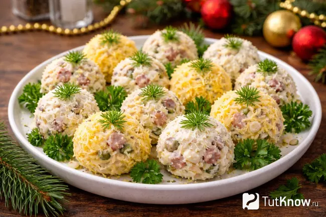 Мини-шарики салата с копченой колбасой и грибами