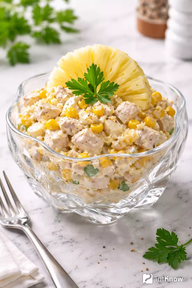 Салат с ананасом, сыром, яйцами и курицей