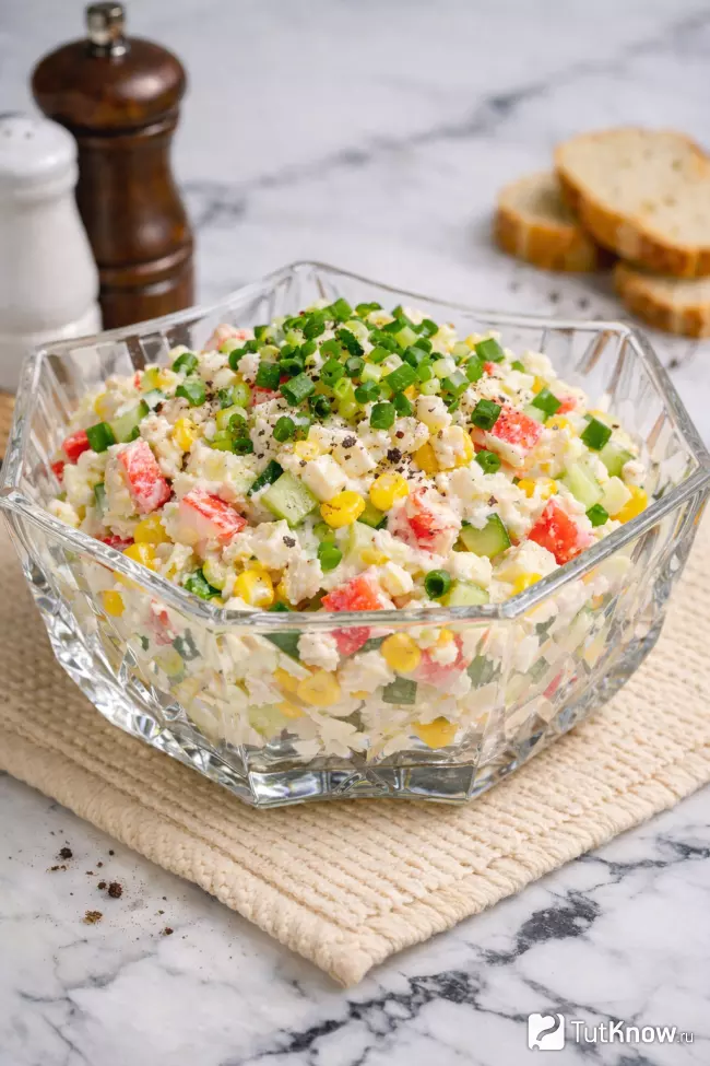 Салат с крабовыми палочками, яйцами, кукурузой и рисом