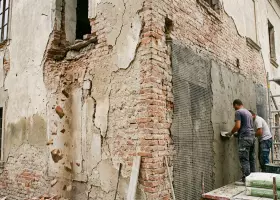 Причины осыпания стен и методы укрепления