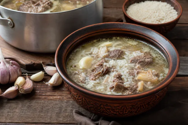 Бейран чорбасы с бараниной, рисом и чесноком