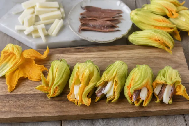 Цветы цукини с моцареллой и анчоусами