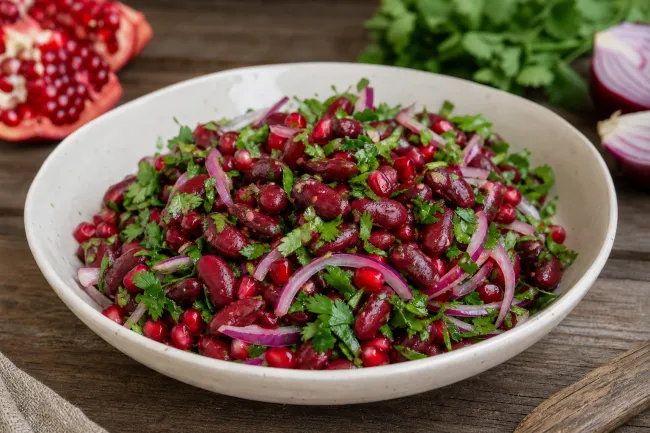 Грузинский салат с фасолью, кинзой и гранатом