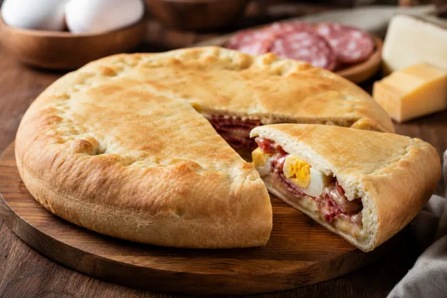 Казатьелло по-неаполитански с сыром, салями и яйцами