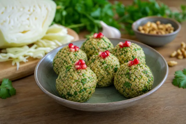 Пхали из капусты с орехами и кинзой