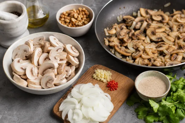 Грузинский салат с грибами, кинзой, ореховым соусом