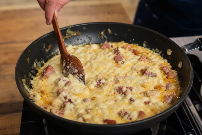 Закарпатская фрига с брынзой, салом и колбасками