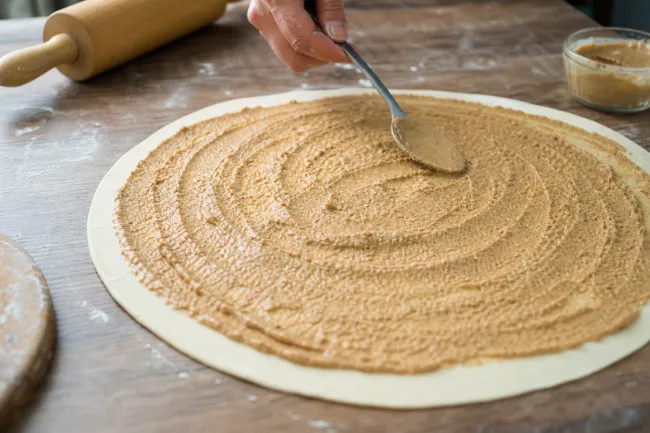Тахинли чёрек с однородной кунжутной начинкой