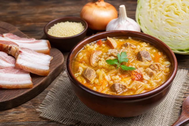 Кислотно-жировой баланс капусняка с пшеном и свининой