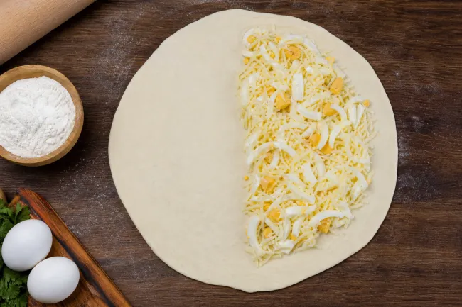 Гурийский хачапури-полумесяц с сыром и яйцом