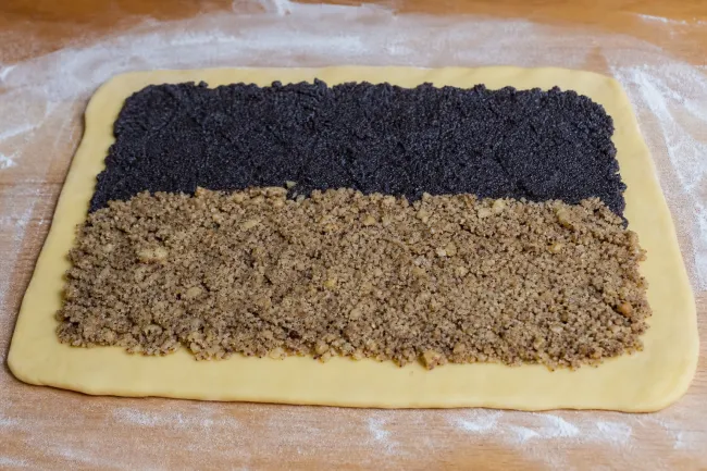 Закарпатский баник с маком и орехами