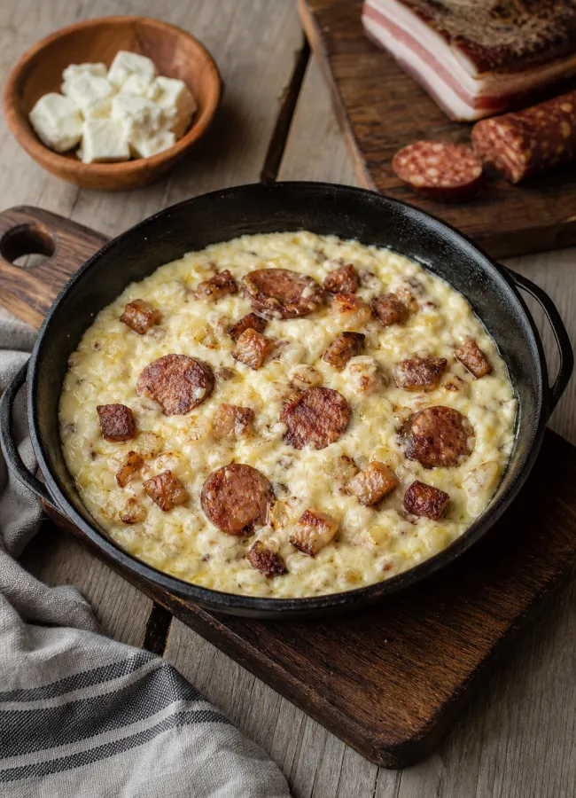 Фрига по-закарпатски с брынзой, салом и колбасками