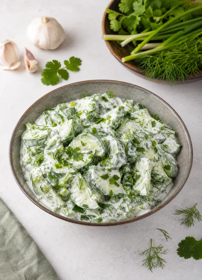 Грузинский огуречный салат с мацони, чесноком, зеленью