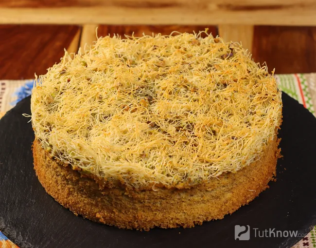 Простой фисташковый кекс с хрустящей катаифи