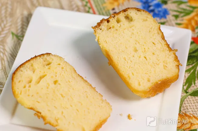 Пористый мякиш выпеченной и пропитанной сиропом ромовой бабки