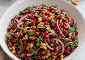 Грузинский салат с красной фасолью, кинзой и гранатом