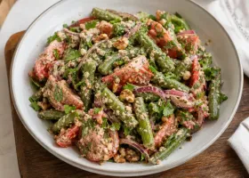 Салат со стручковой фасолью, помидорами и ореховой заправкой по-грузински
