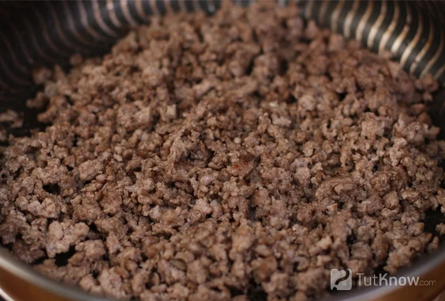 Обжаренный говяжий фарш на сковороде