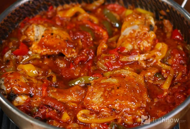 Готовая курица в густом овощном соусе