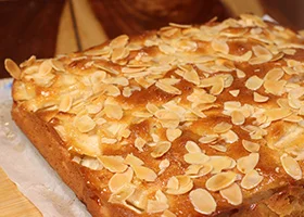 Яблочный пирог с манкой на кефире без яиц