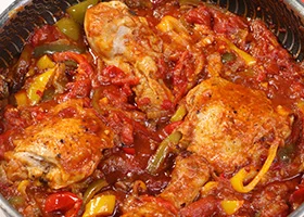 Курица с болгарским перцем и томатами по-баскски