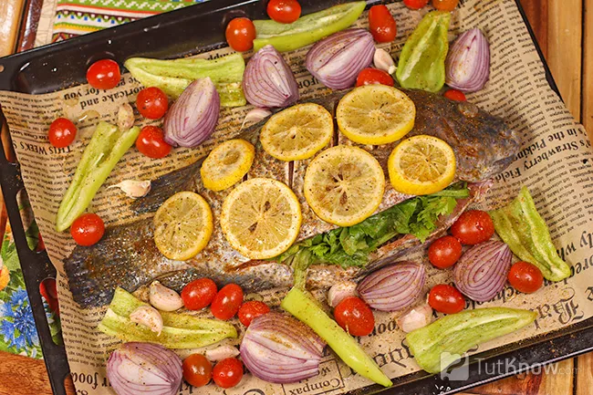 Тилапия с лимоном, овощами и помидорами черри