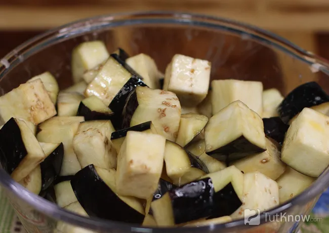 Баклажаны крупными кусочками, смешанные с яйцом