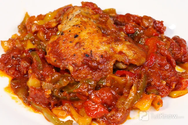 Готовая вкусная курица по-баскски с болгарским перцем