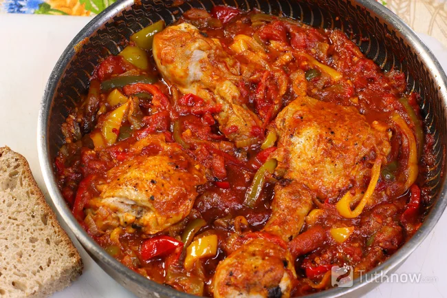 Курица по-баскски с болгарским перцем и томатами