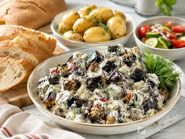 Баклажаны со сметаной и чесноком с картофелем и хлебом