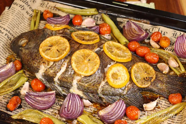 Тилапия целиком с лимоном и запечёнными овощами