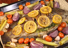 Тилапия целиком в духовке с приправой Old Bay и лимоном