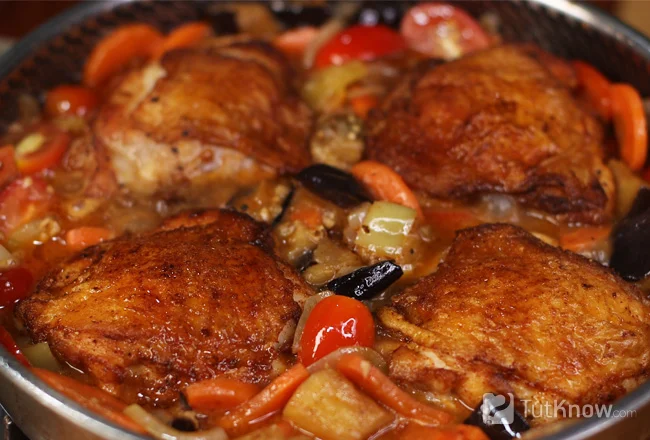 Куриные бедра с овощами перед тушением