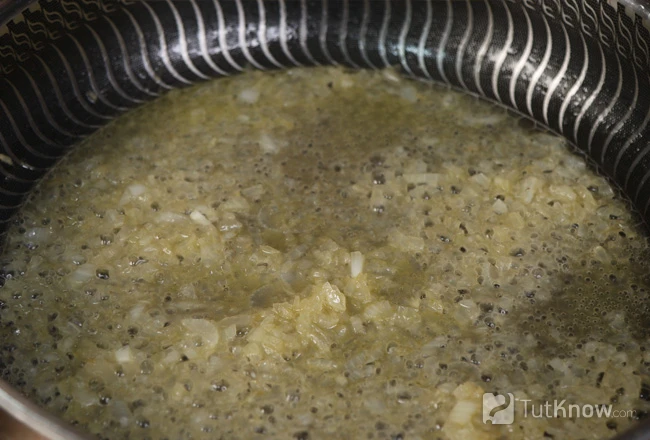 Обжаренный лук с белым вином