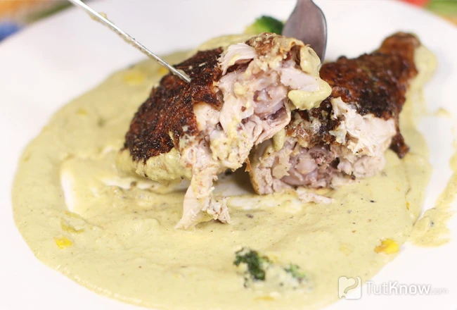 Курица в соусе с брокколи и кукурузой