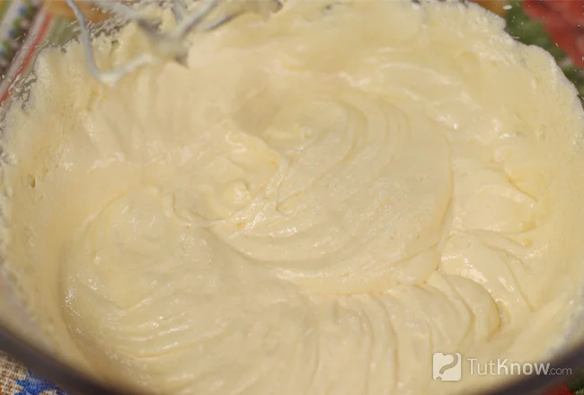 Взбитое масло с сахаром и яйцами