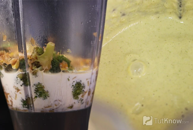 Измельчение брокколи и кукурузы в блендере