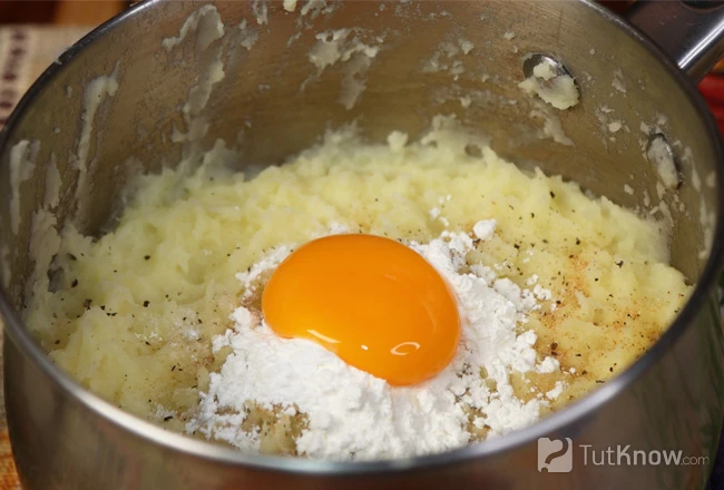 Картофельное пюре с желтком и крахмалом
