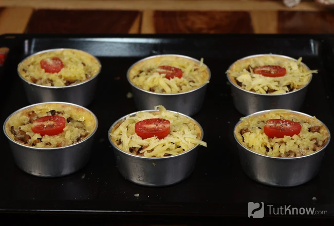 Корзинки с начинкой сыром и томатами