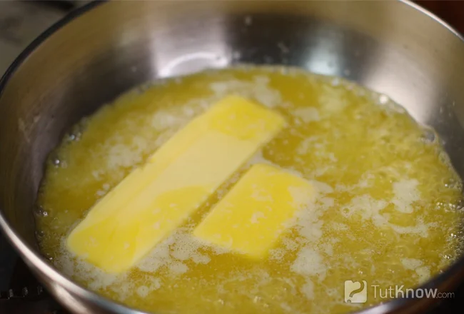 Растапливание сливочного масла для пирога