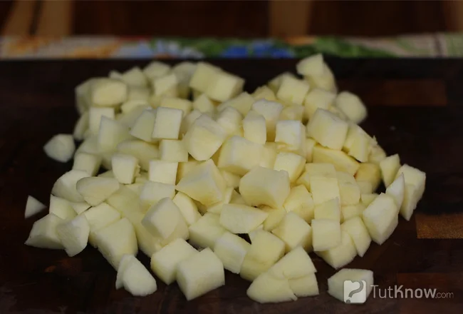 Яблоки нарезанные мелкими кубиками