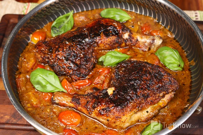 Готовая куриные окорочка по-итальянски с черри и песто