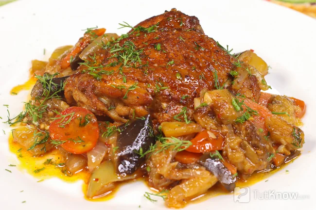 Куриное бедро с овощным рагу