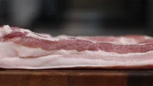 Свиная грудинка для рецепта с персиками