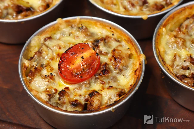 Картофельные корзинки с фаршем, грибами и сыром