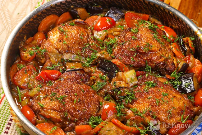 Курица с баклажанами и помидорами на сковороде