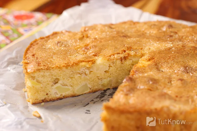 Французский яблочный пирог с коричневым маслом в разрезе