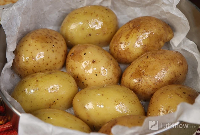 Картофель половинками в форме для запекания