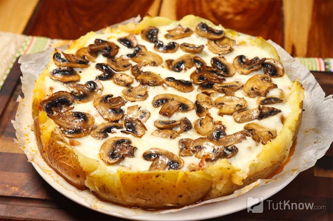 Картофельная запеканка с фаршем, грибами и сыром